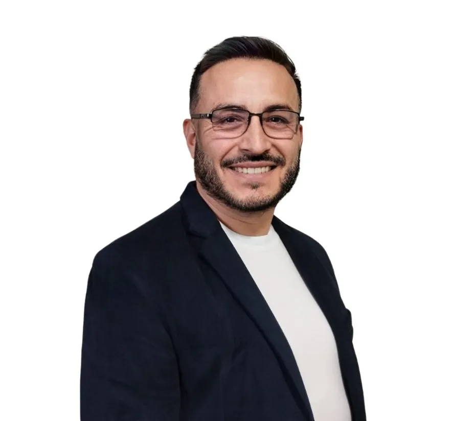 José Fernando Davelouis Mendía, sonriente, con saco oscuro y polo blanco